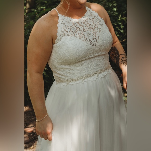 Jasmine E Spaghetti Strap Wedding Dress with trane. Size 20 altered